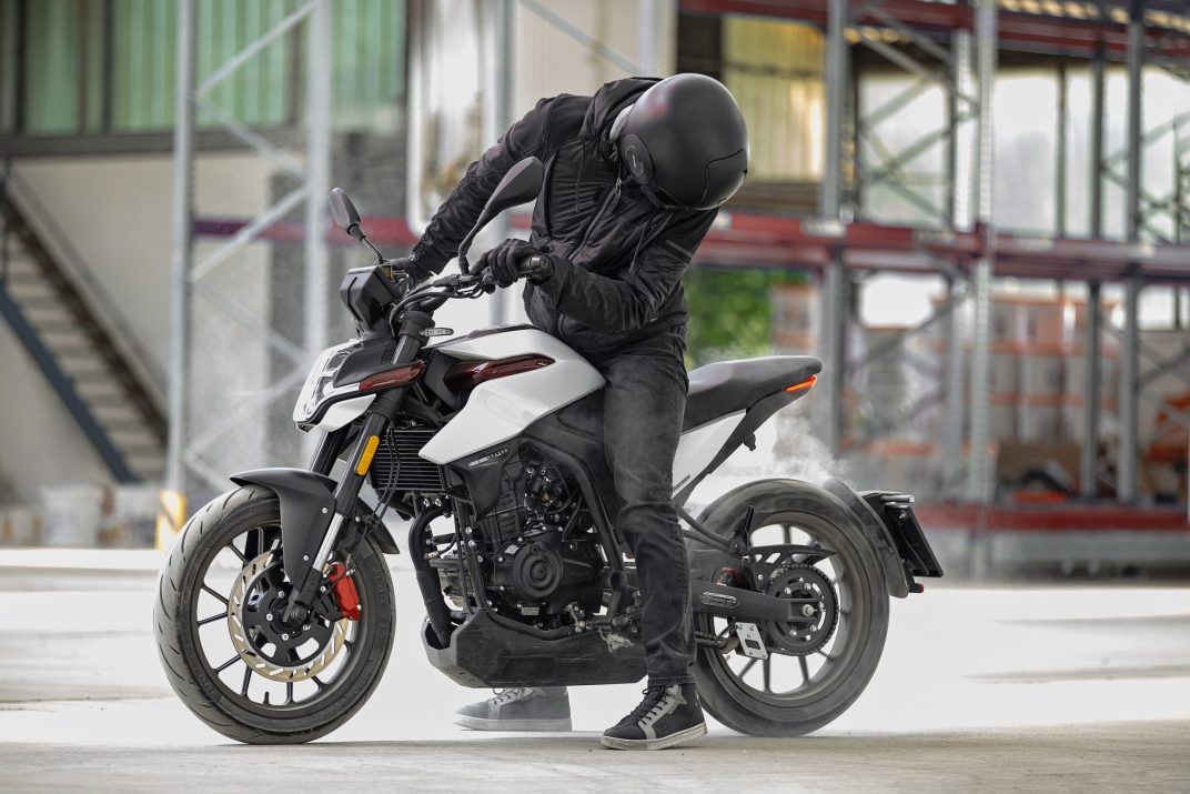 malaguti_drakon125_lifestyle_2022-93-large